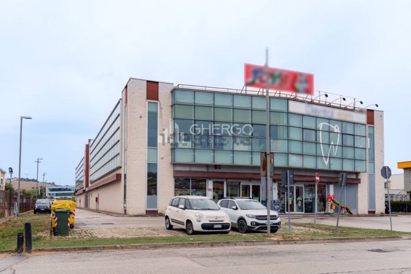locale commerciale in affitto ad Osimo