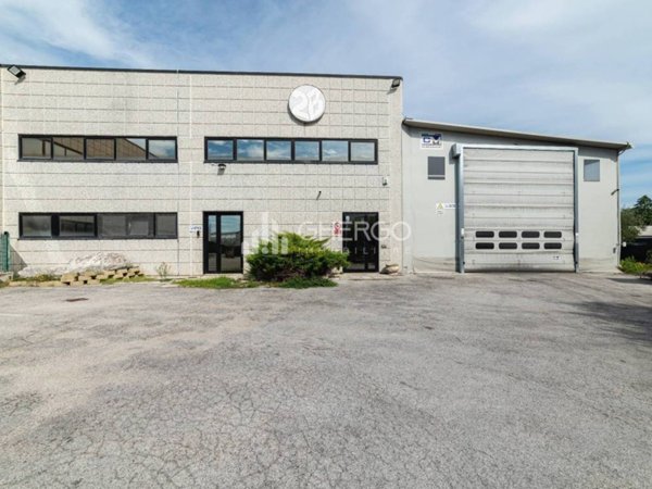 locale commerciale in affitto ad Osimo in zona Padiglione