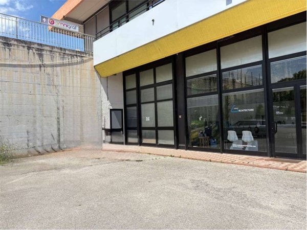 locale di sgombero in affitto ad Osimo