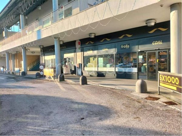 negozio in affitto ad Osimo