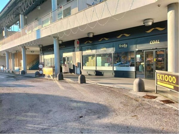 locale commerciale in affitto ad Osimo