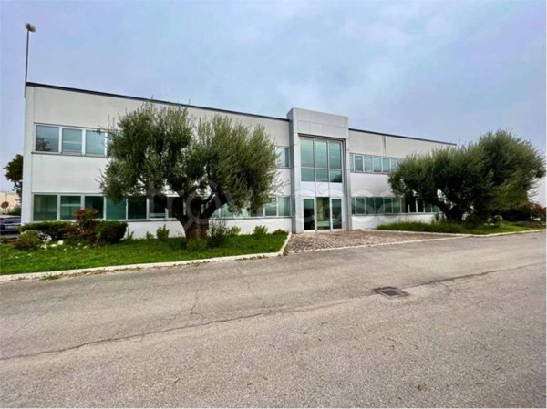 locale commerciale in affitto ad Osimo in zona Osimo Stazione