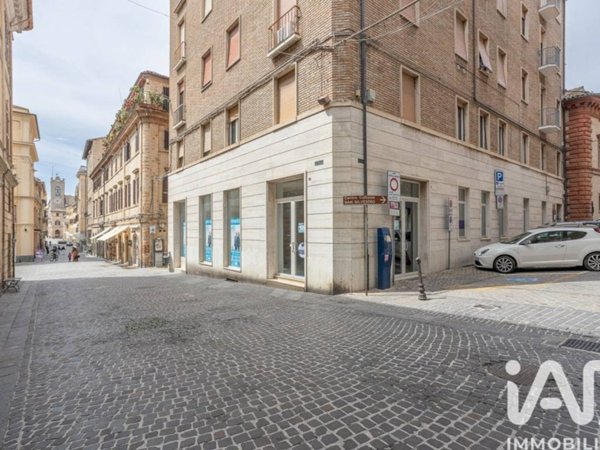 negozio in affitto ad Osimo