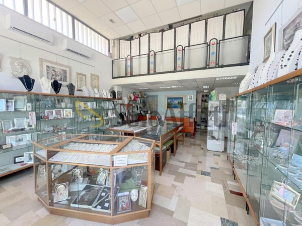 negozio in affitto ad Osimo