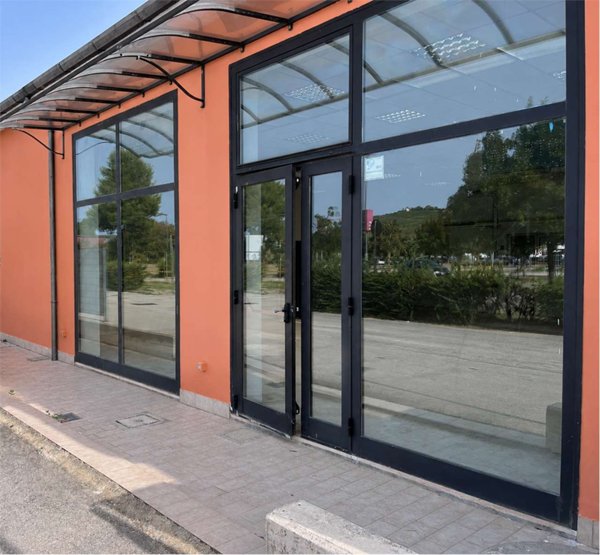 locale commerciale in affitto ad Osimo