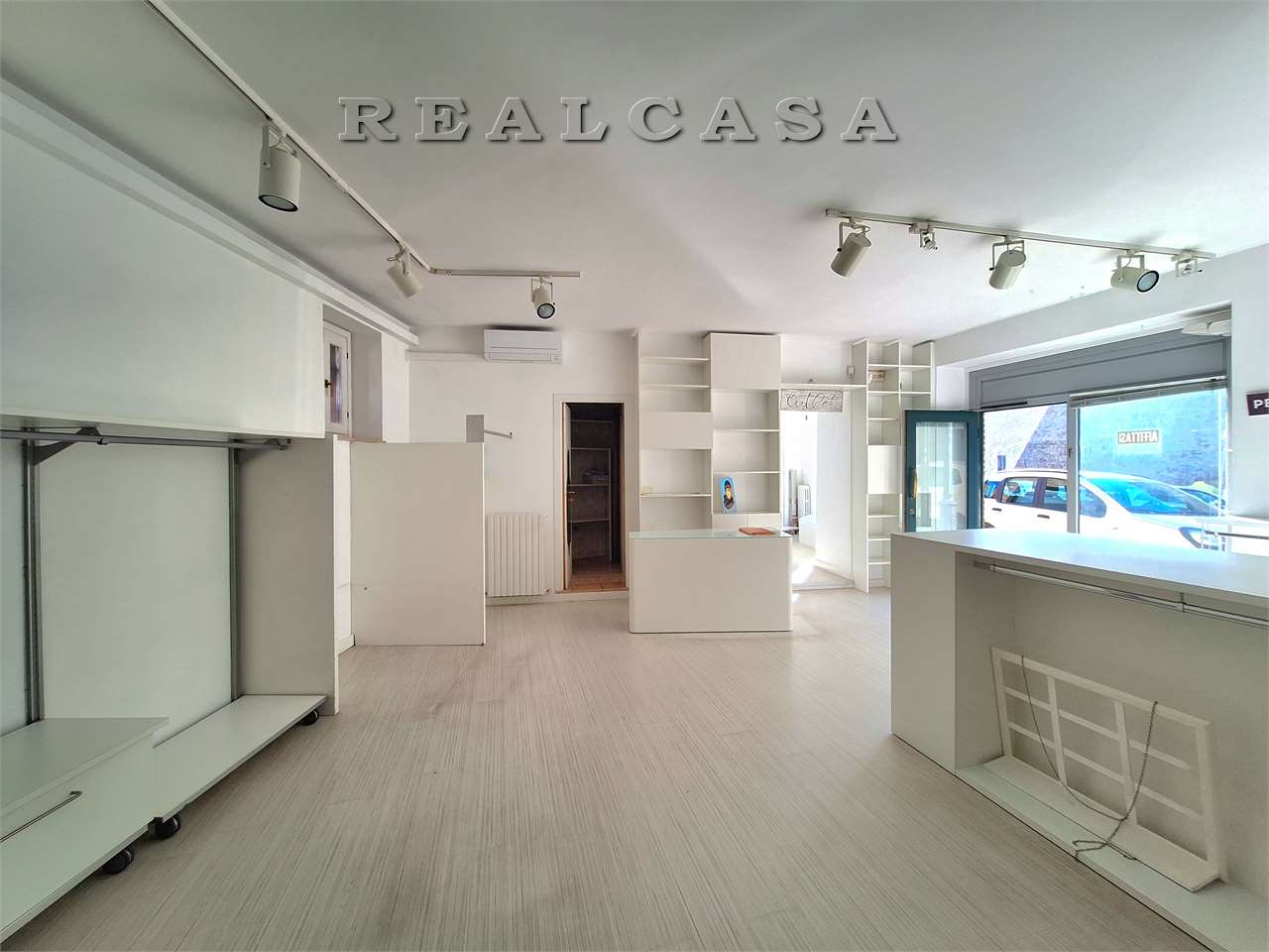 locale commerciale in affitto ad Osimo