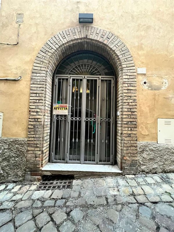 locale commerciale in affitto ad Osimo
