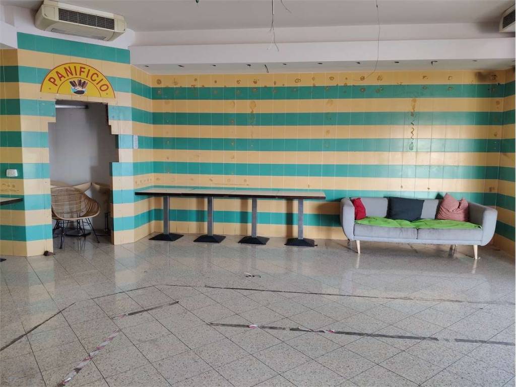 locale commerciale in affitto ad Osimo in zona Campocavallo