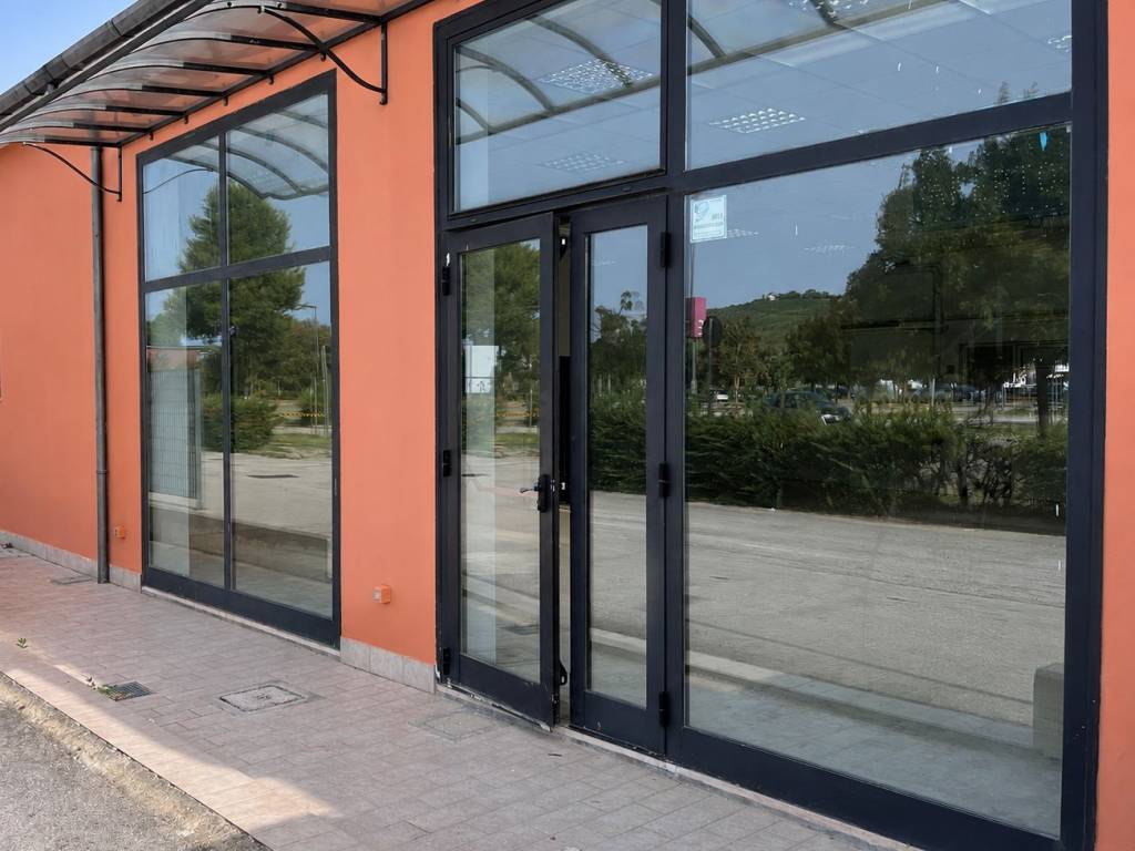 locale commerciale in affitto ad Osimo