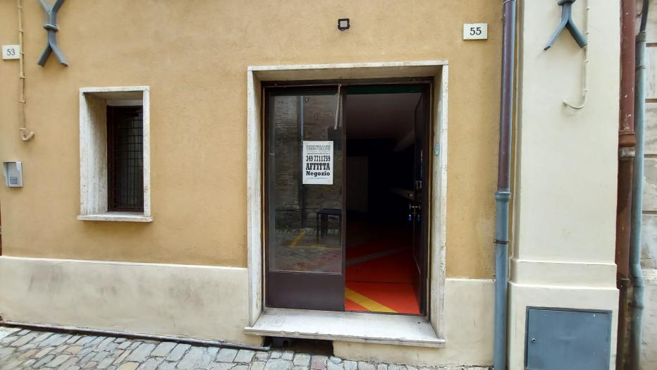 locale commerciale in affitto a Senigallia