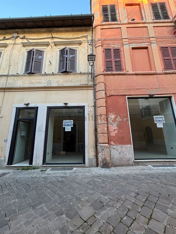 locale commerciale in affitto a Senigallia