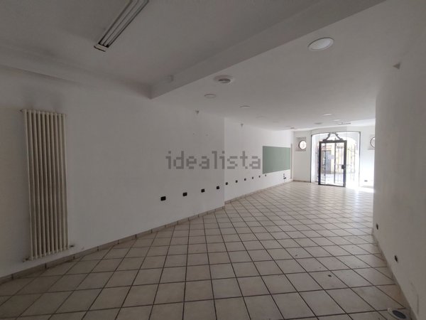 locale di sgombero in affitto a Camerino