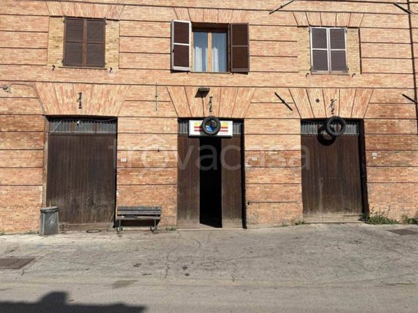 negozio in affitto a Camerino in zona Varano