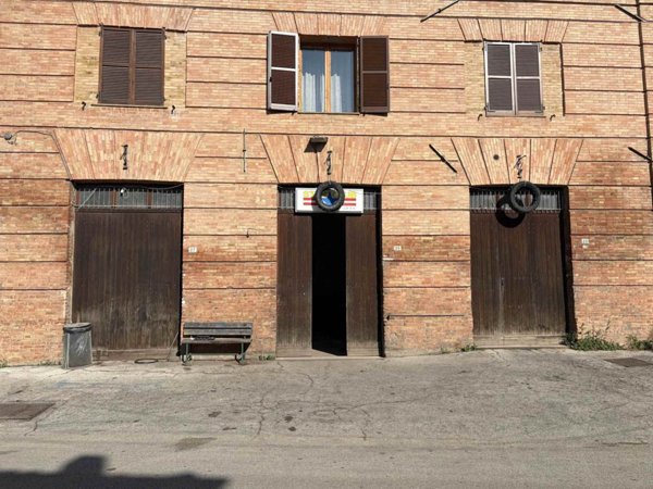 attivita commerciale in affitto a Camerino in zona Varano