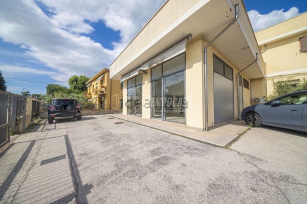 locale commerciale in affitto a Civitanova Marche