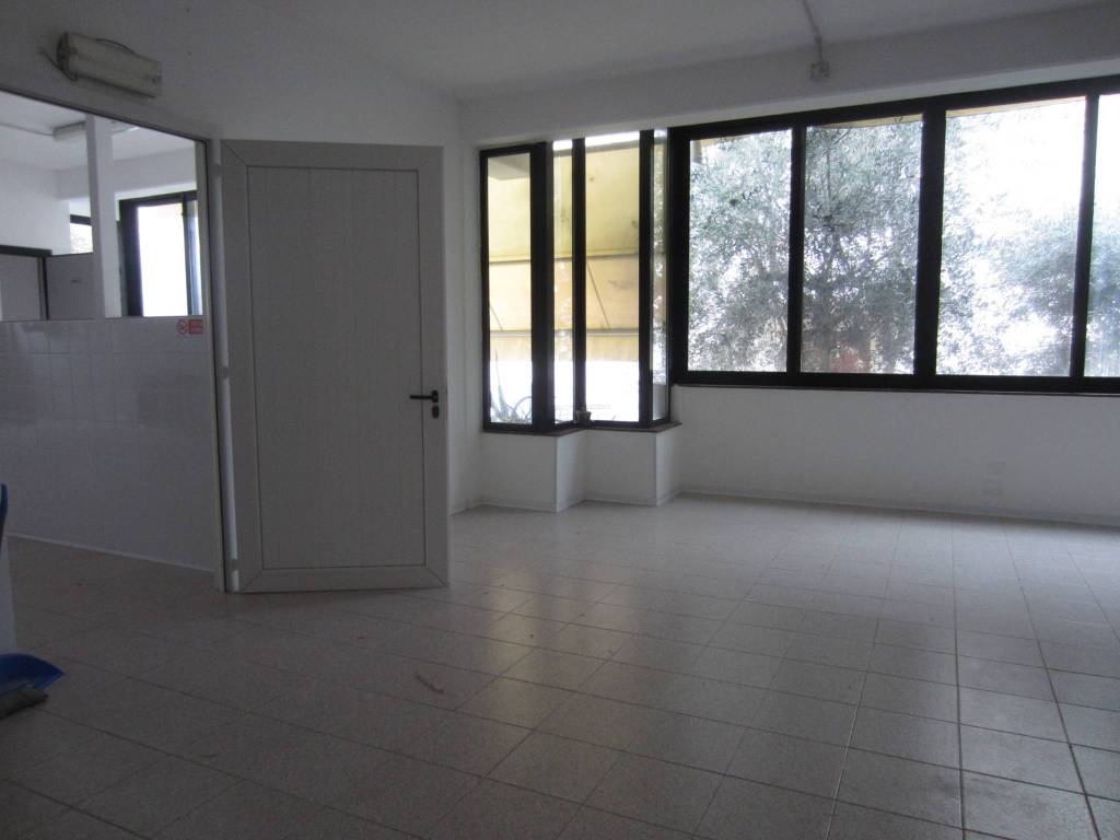 negozio in affitto a Civitanova Marche in zona Fontespina