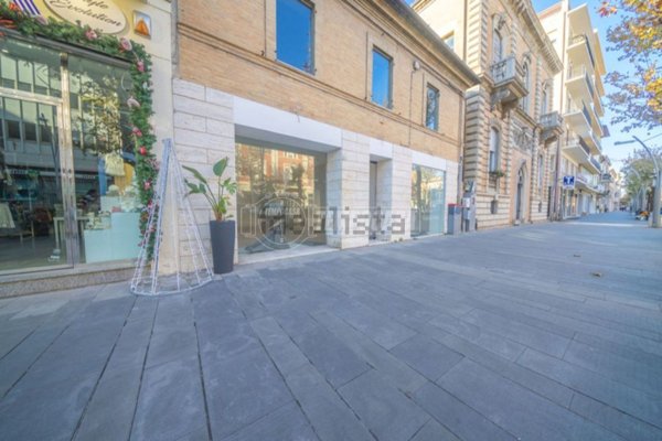 locale commerciale in affitto a Civitanova Marche