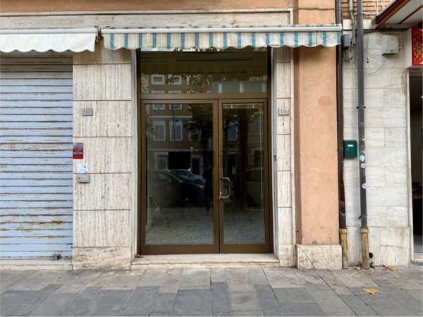 locale commerciale in affitto a Civitanova Marche