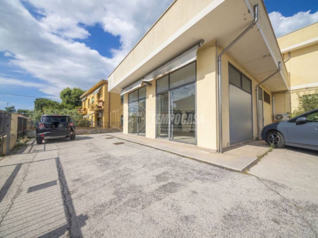 negozio in affitto a Civitanova Marche in zona Fontespina