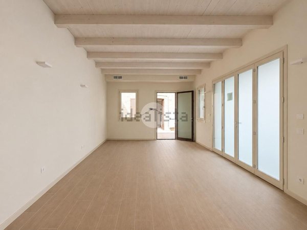 locale di sgombero in affitto a Civitanova Marche in zona Porto Civitanova