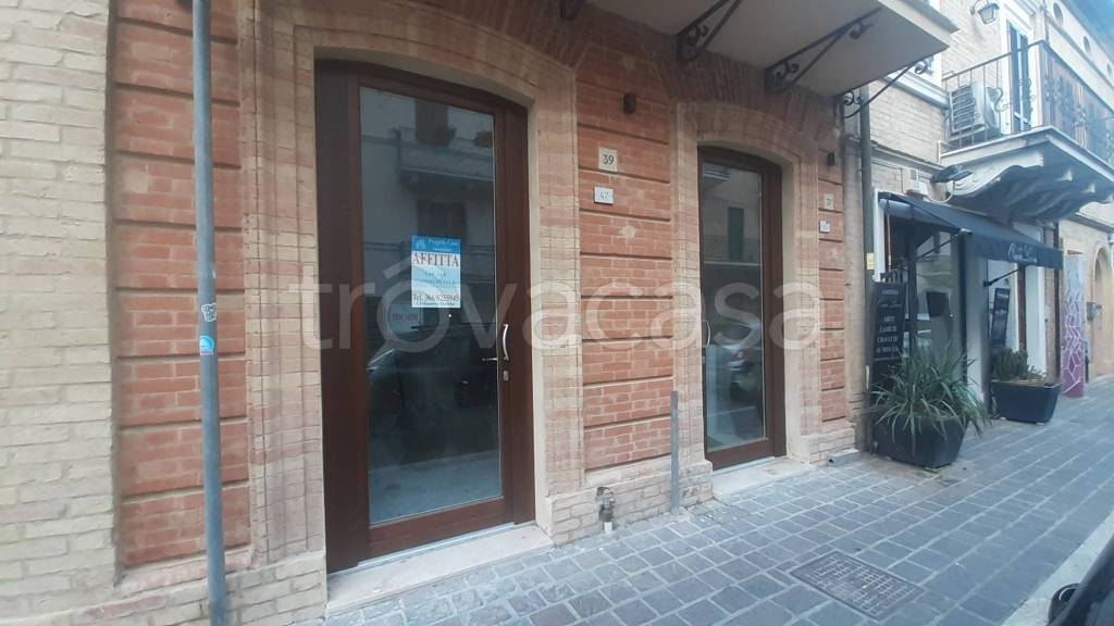 negozio in affitto a Civitanova Marche in zona Porto Civitanova