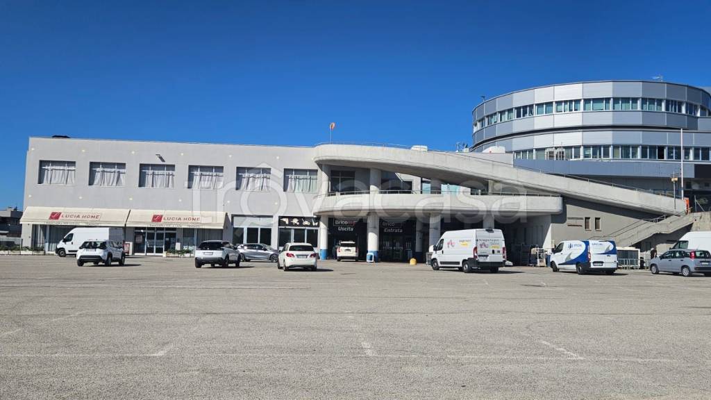 locale commerciale in affitto a Civitanova Marche