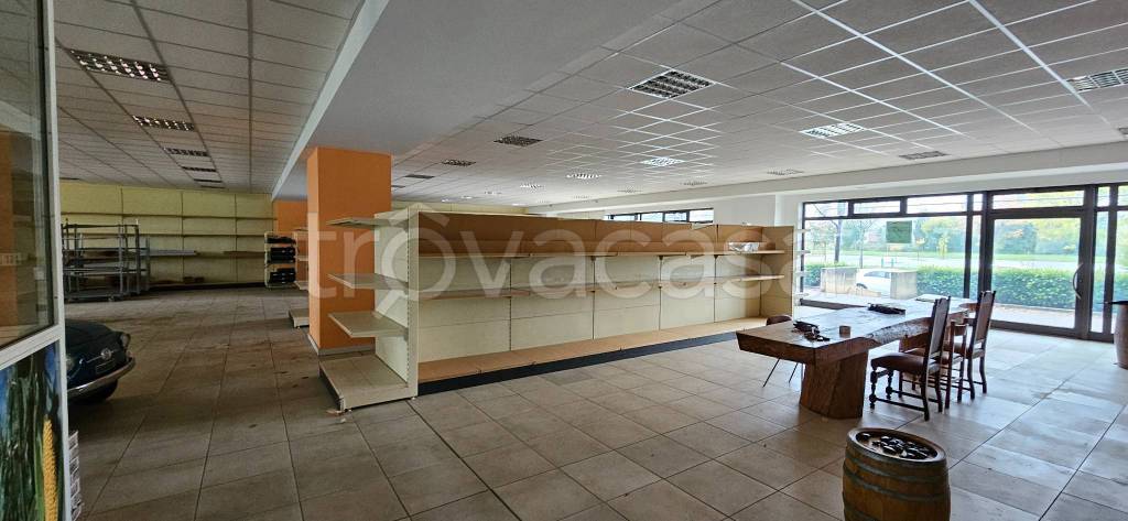 locale commerciale in affitto a Corridonia