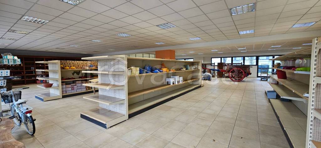 locale commerciale in affitto a Corridonia