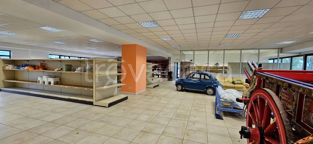 locale commerciale in affitto a Corridonia