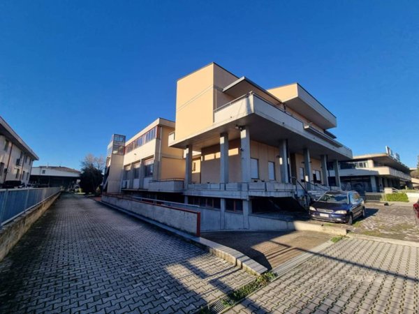 locale commerciale in affitto a Corridonia