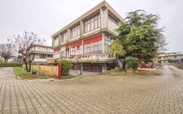 locale commerciale in affitto a Corridonia