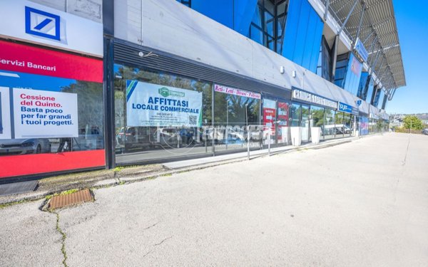 locale commerciale in affitto a Corridonia