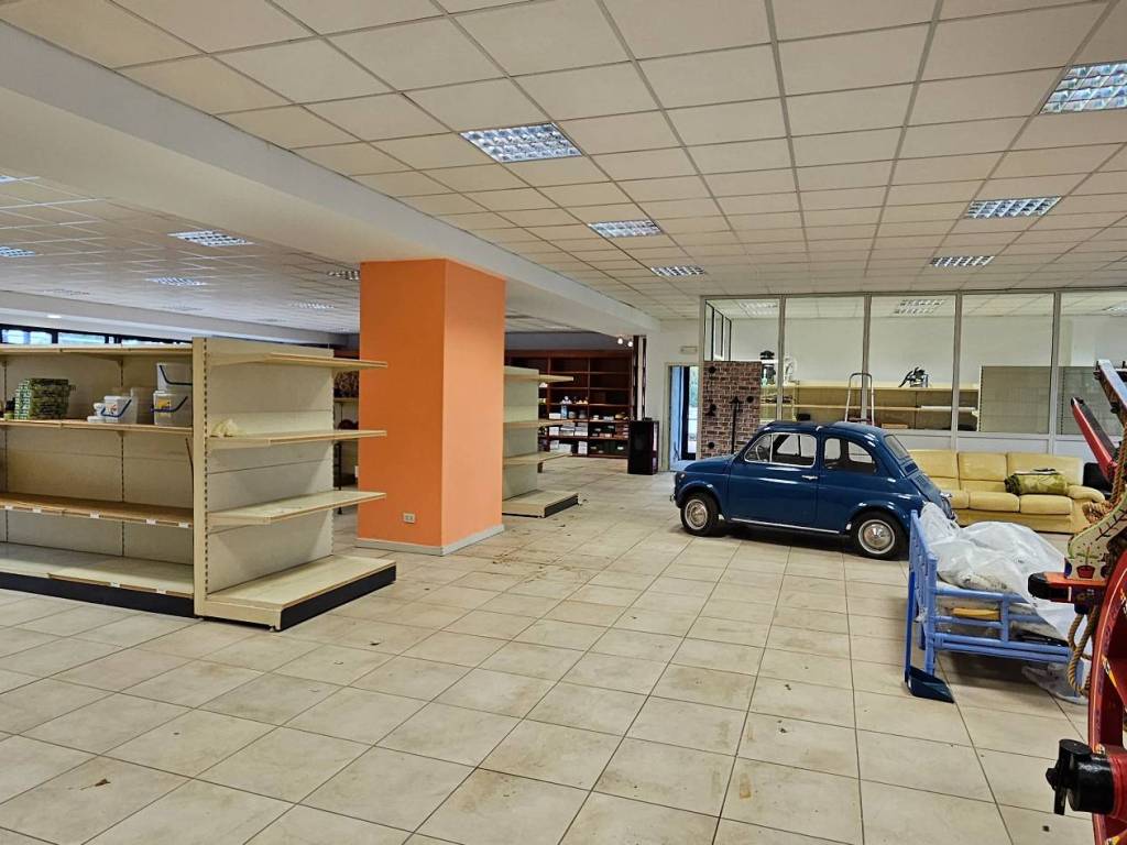 locale commerciale in affitto a Corridonia