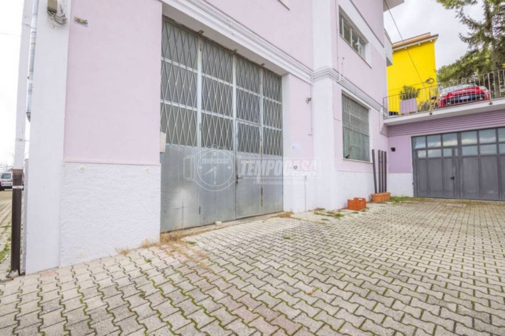 locale commerciale in affitto a Corridonia