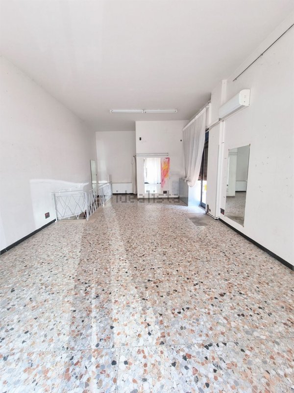 locale commerciale in affitto a Macerata