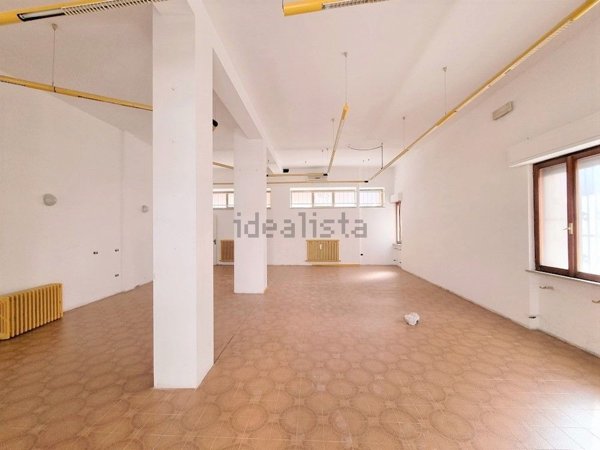 locale commerciale in affitto a Macerata