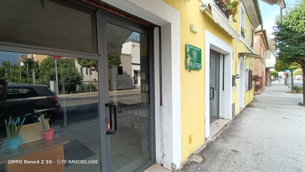 negozio in affitto a Macerata in zona Sforzacosta