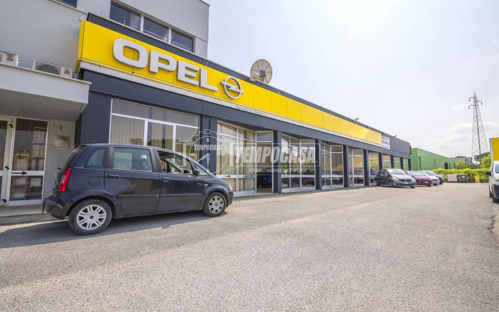 locale commerciale in affitto a Macerata in zona Sforzacosta