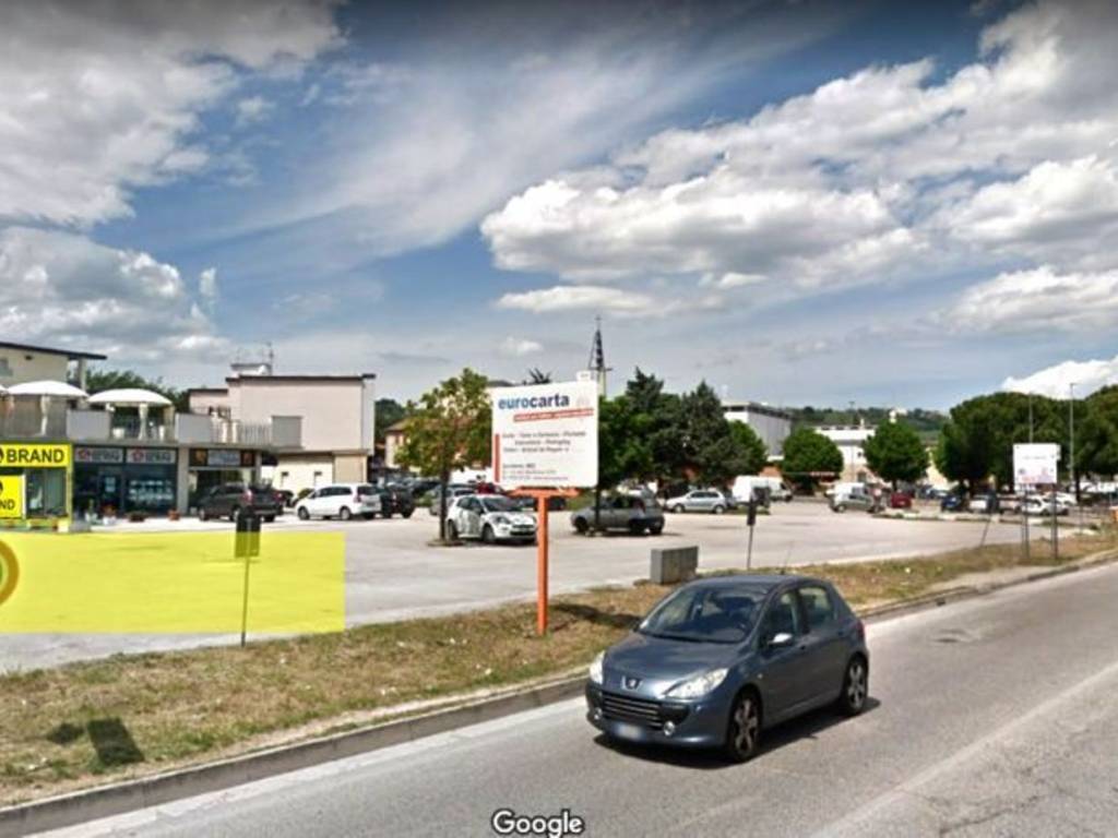 negozio in affitto a Macerata in zona Piediripa