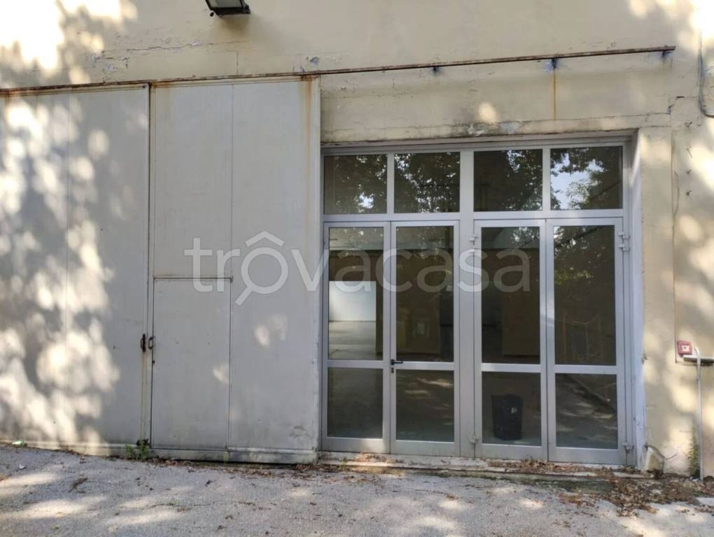 locale commerciale in affitto a Macerata