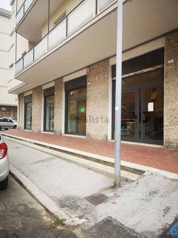 locale commerciale in affitto a Macerata