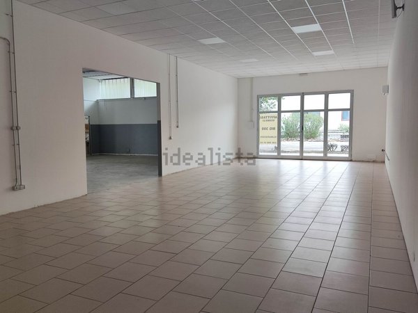 locale commerciale in affitto a Macerata in zona Piediripa