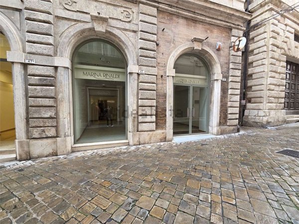 locale commerciale in affitto a Macerata