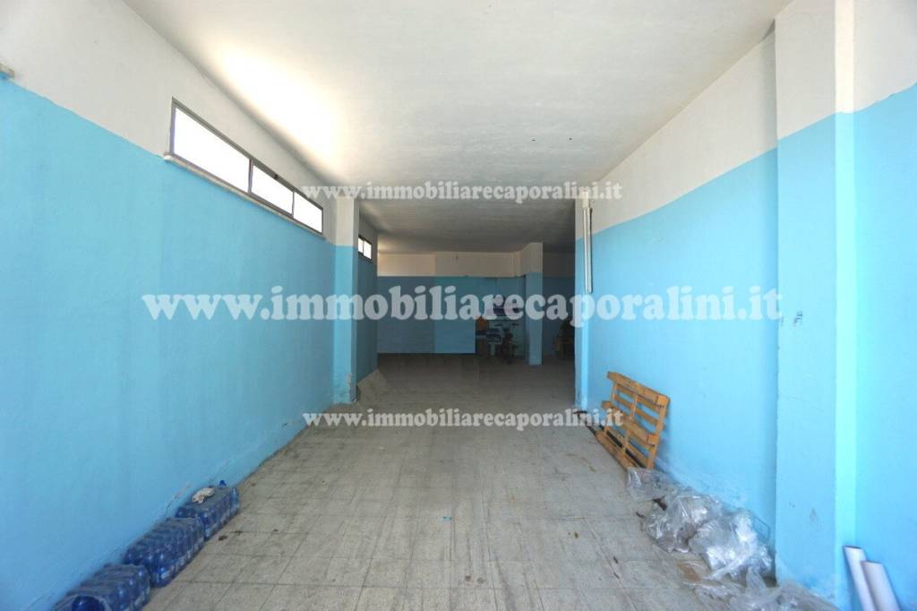 locale commerciale in affitto a Montecassiano in zona Sambucheto