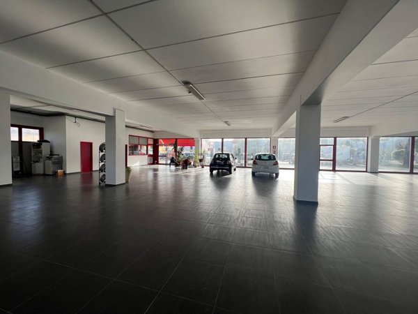 locale commerciale in affitto a Montecassiano