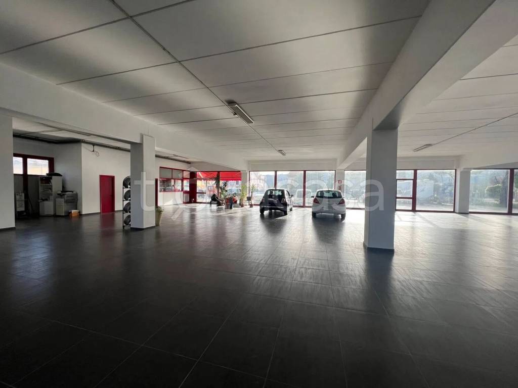 negozio in affitto a Montecassiano in zona Sant'Egidio