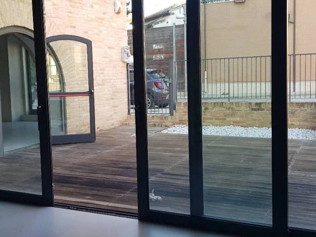negozio in affitto a Montecosaro in zona Borgo Stazione