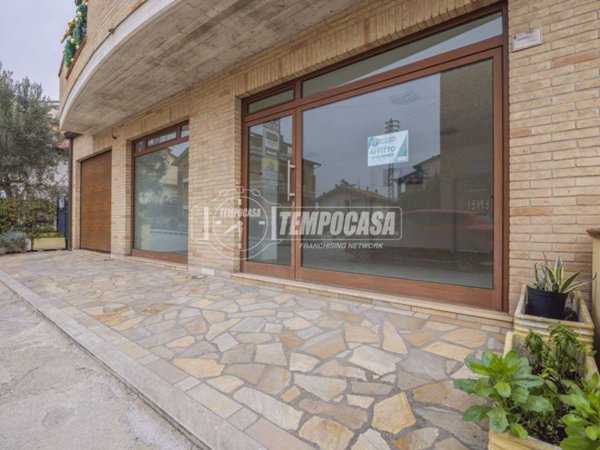 negozio in affitto a Montecosaro in zona Borgo Stazione
