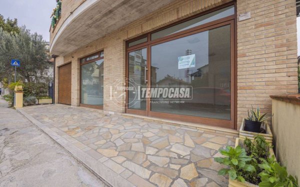 negozio in affitto a Montecosaro in zona Borgo Stazione