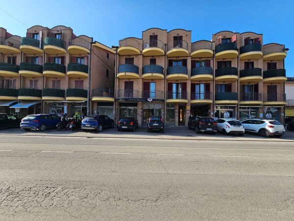 ufficio in affitto a Montecosaro in zona Borgo Stazione